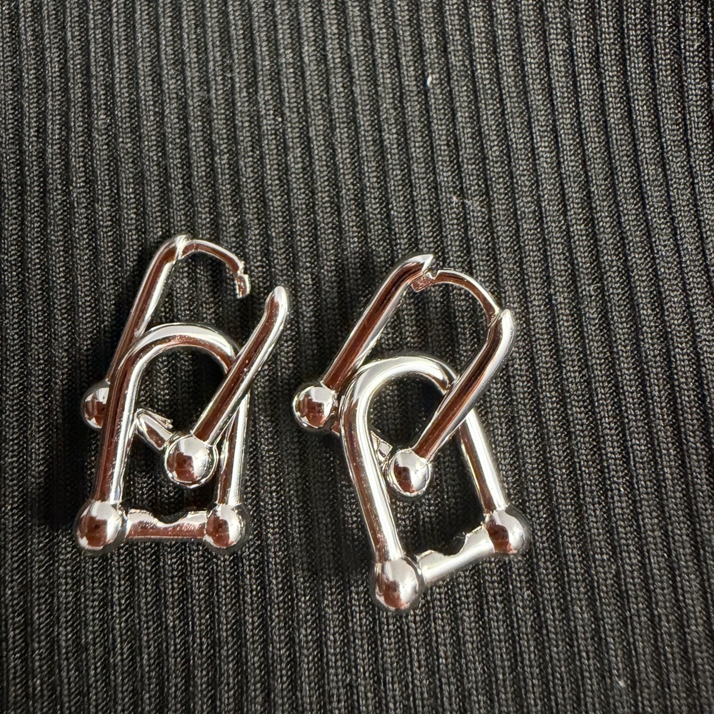 Clip type earrings - Picture 1 of 2